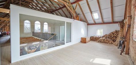 Wohnen in der Scheune: Mal den Palast ins Dorf lassen Interior Design Living Room Modern, Commercial And Office Architecture, Farmhouse Remodel, Spanish House, Modern Farmhouse Decor, House Built, Barn House, Interior Design Living Room, Modern Farmhouse