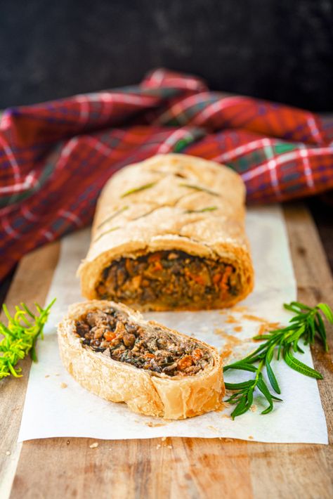 Easy Vegan Wellington (Step-By-Step Recipe) - Wow, It's Veggie?! Christmas Dinner Main Course, Vegan Brown Gravy, Vegan Wellington, Vegan Christmas Dinner, Vegan Beef, Vegan Christmas Recipes, How To Cook Mushrooms, Vegan Holidays, Christmas Food Dinner