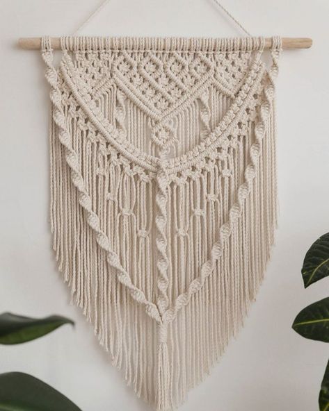 17+ Macrame Wall Hangings and Patterns Layered Macrame Wall Hanging, Motif Mandala Crochet, Macrame Wall Hanging Ideas, Macrame Feather Wall Hanging, Simpul Makrame, Art Macramé, Pola Macrame, Hantverk Diy, Macrame Wall Hanging Tutorial