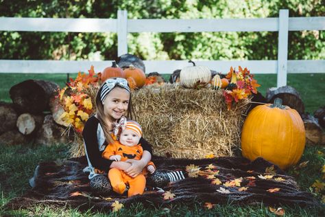 Fall photo shoot, Fall photography. Halloween photos. Baby photo ideas. sibling photos Fall Newborn Pictures, Baby Holiday Photos, Baby Photo Ideas, Photography Halloween, Fall Photo Shoot, Toddler Pictures, Sibling Pictures, Sister Photography, Sibling Photos