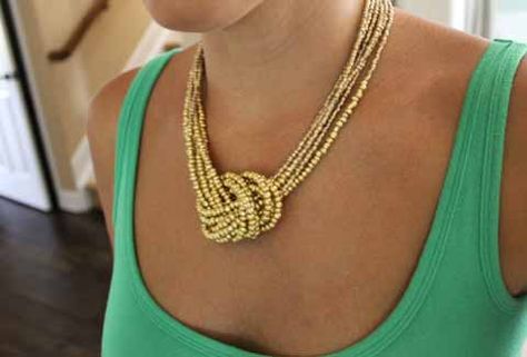 How to make an easy knotted necklace.  #Beading #Jewelry #Tutorials Diy Statement Necklace, Diy Jewelry Gifts, Diy Collier, Diy Jewelry Projects, Diy Jewelry Necklace, Necklace Tutorial, Gold Diy, A Necklace, Jewelry Making Tutorials