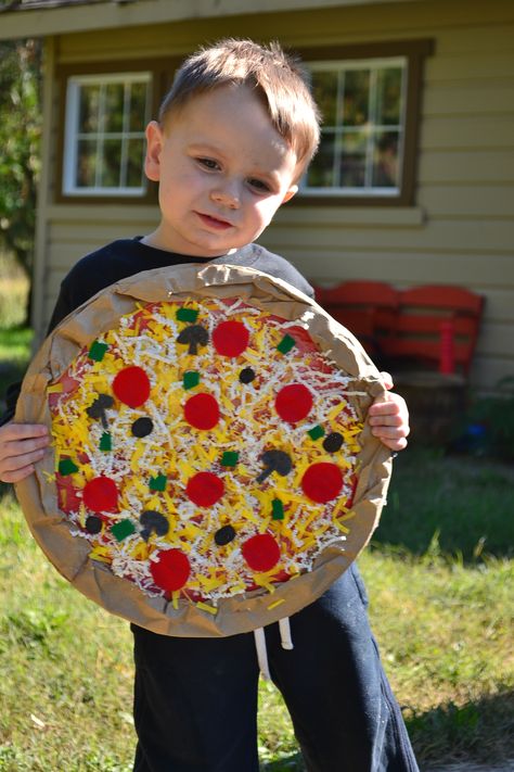 homemade halloween pizza costume out of foam board, paper, and felt Pizza Chef Costume, Diy Pizza Costume Kids, Pizza Fancy Dress, Pizza Costume Diy, Pizza Fancy, Pizza Halloween Costume, Deer Costumes, Cupcake Halloween Costumes, Felt Costume