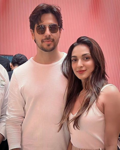 Sid Kiara, Sid Malhotra, Siddharth Malhotra, Brothers Movie, Sidharth Malhotra, Indian Film, Paper Ideas, Kiara Advani, Black Aesthetic Wallpaper