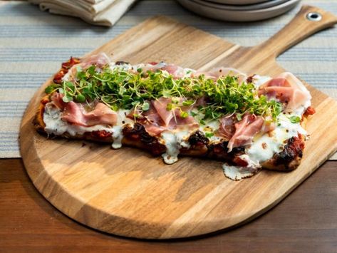 Host Franco Noriega's Prosciutto Flatbread Pizzas dish, as seen on Hot Dish with Franco, Season 1. Hot Dish With Franco Recipes, Franco Noriega Recipes, Franco Noriega, Prosciutto Flatbread Pizza, Flatbread Pizza Recipes, Cheese Flatbread, Flatbread Recipes, Flatbread Pizza, Pizza Bread