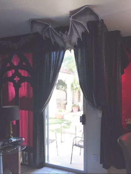 33 Cool Vampire Halloween Party Decor Ideas Halloween Ceiling Decorations, Halloween Ceiling, Vampire Room, Vampire Halloween Party, Vampire Decor, Halloween Decor Diy, Casa Halloween, Vampire Halloween, Horror Decor