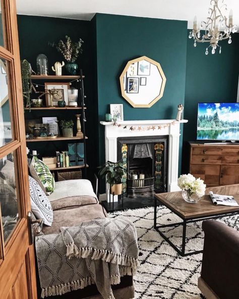 Green Walls Living Room, Dark Green Living Room, Dark Green Walls, Victorian Living Room, Dark Living Rooms, Gold Living Room, Cosy Living, Cosy Living Room, Dekorasi Kamar Tidur