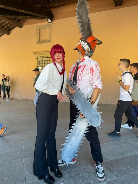 Two People Cosplay Ideas, Machine Outfits For Couples, Halloween Costumes Anime Couple, Anime Halloween Costume Ideas Couple, Makima Denji Cosplay, Denji And Power Cosplay, Anime Costumes Couples, Power And Makima Cosplay, Anime Couple Costume Ideas