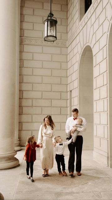 Family Christmas Photos, Palace Of Fine Arts, Park Photography, Christmas Family Photos, Christmas Photoshoot, Ideas Family, Old Building, Old Money Aesthetic, Christmas Aesthetic