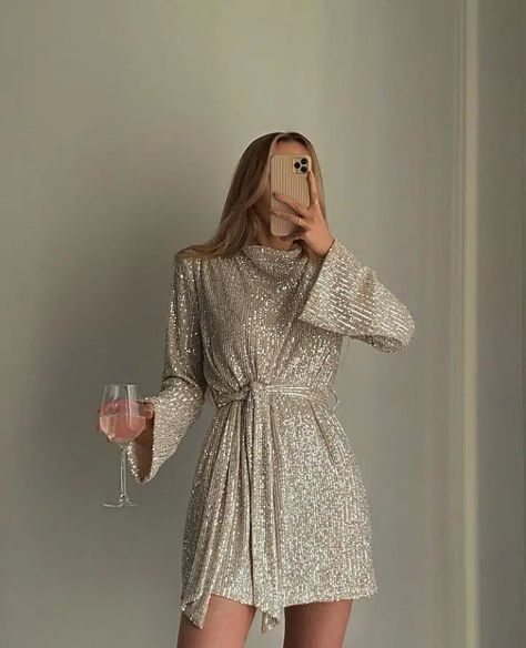 New Years Eve Outfits Classy, Sequins Top Outfit, Sequin Dress Outfit, Silvester Outfit, Outfits New Year, Birthday Dress Women, Party Dress Classy, Sequin Outfit, New Years Outfit