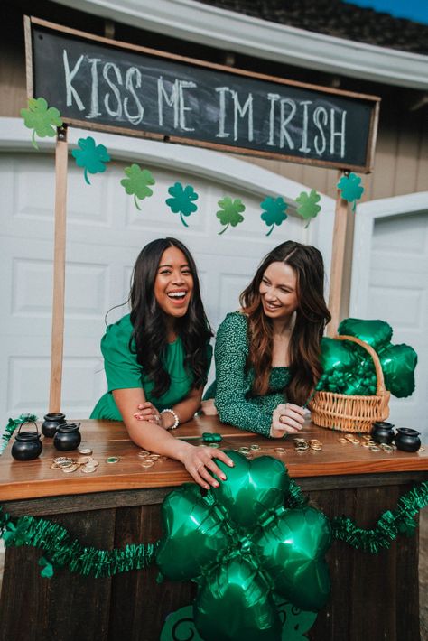 St Patrick's Day Photos, St Patricks Day Pictures, Rainbow Backdrop, Party Theme Ideas, Rainbow Diy, St Patrick's Day Outfit, Fringe Backdrops, Dog Photoshoot, Saint Patties