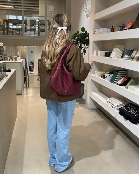 Red Bag Outfit, Fall Fashion Trends Casual, Uggs Tasman, Dinner Outfit Summer, Amsterdam Outfit, Dinner Outfit Fall, Uni Fits, Uggs Outfits, Uni Bag