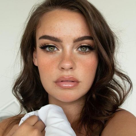 103 gorgeous eye makeup for green eyes 16 Welcomemyblog.com #eyemakeup #everyday #eye #makeup Summer Wedding Makeup, Straight Brows, Dag Make Up, Wedding Hairstyles And Makeup, Hazel Eye Makeup, Smoky Eyeshadow, Best Wedding Makeup, Charming Eyes, Braut Make-up