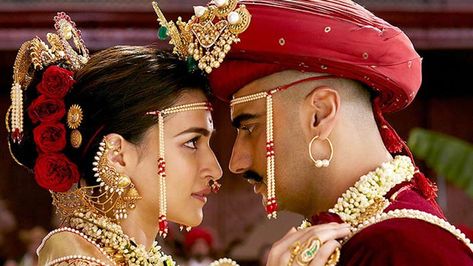 Marathi Bride, Sanjay Dutt, Indian Wedding Gowns, Couple Wedding Dress, Arjun Kapoor, Wedding Design Decoration, Wedding Ceremony Backdrop, Kriti Sanon, Indian Bridal Wear