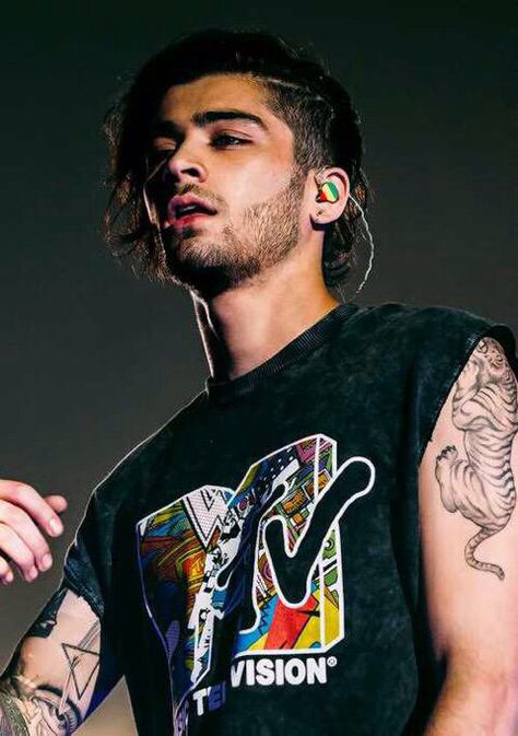 He looks like he's about to sneeze Zayn Malik, One Direction, A Man, Piercings, Tattoos, Black