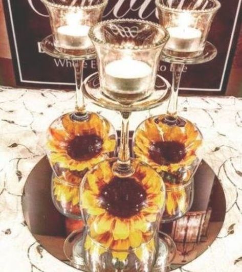 Wedding Centerpieces Sunflowers, Sunflower Wedding Decorations, Rustic Sunflower Wedding, Sunflower Centerpieces, Sunflower Party, Sunflowers And Roses, Kitchen Table Centerpiece, Sunflower Themed Wedding, Wedding Centerpieces Diy