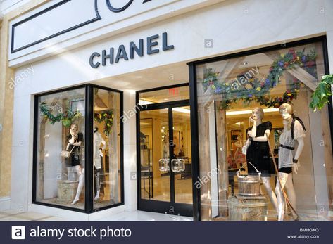 Boutique Window Displays, Atelier Interior, Glass Signage, Shop Plans Workshop, Chamonix France, Boutique Display, Chanel Outlet, Nevada Usa, Senior Home Care