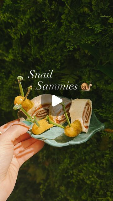 Rachel Iwanyszyn 🌙 on Instagram: "Cute idea for a summer party snack: roll up snail sandwiches! 🐌  #partyideas #cottagecore #easyrecipe 
 
What you need: 
 
- toothpicks  
- flour tortillas 
- whipped cream cheese  
- deli meat (I used a vegetarian one) 
- sliced cheese  
- pickles 
- small chive onions for the antennae  
 
It’s so easy to make these and they turn out so cute! Simply spread your cream cheese on a tortilla, add the cheese & deli meat, roll it all up and cut it into slices. I used toothpicks to secure the pickle snail head to the roll. I gently tied knots at the end of the chive onions and used toothpicks to stick those into the pickles to look like antenna’s! Place them on a cute wooden tray or a leaf plate for an added decor touch. 
 
(make sure to put a sign that there Rachel Iwanyszyn, Summer Party Snacks, Cute Party Ideas, Meat Roll, Cheese Pickles, Rolled Sandwiches, Sliced Cheese, Leaf Plate, House Parties