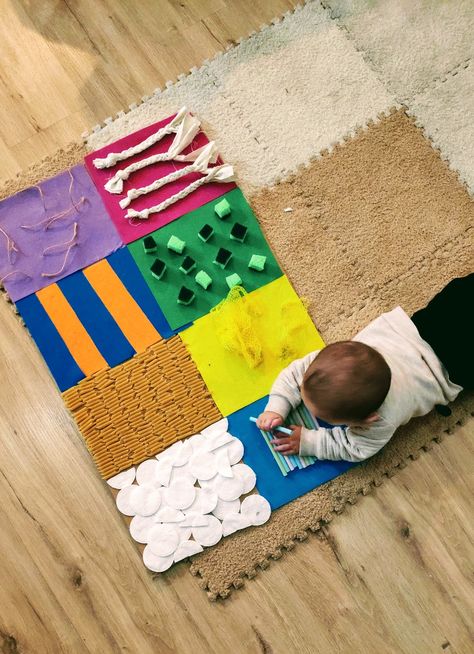 Alfombra sensorial montessori. DIY para bebés de  6 meses. Diferentes texturas para trabajar el sentido del tacto. Materiales naturales. #montessori #babymontessori #bebe #6meses #6months #estimulaciomtemprama #estimulacionsensorial #diy #diybaby #diymontessori Pax Ikea, Infant Sensory Activities, Diy Montessori, Montessori Diy, Preschool Circle Time, Nursery Activities, Sensory Room, Baby Sensory, Sensory Activities