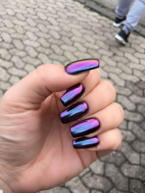 Purple Chrome Nails, Chameleon Nails, Coffin Nails Matte, Purple Acrylic Nails, Nagellack Trends, Latest Nail Trends, Metallic Nails, Black Nail, Acrylic Designs