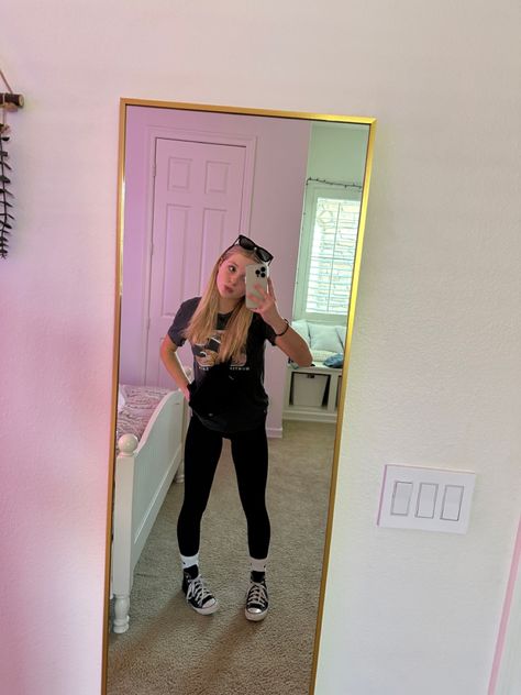 Cute Outfits For School Black Leggings, Converse Leggings Outfit, Converse And Leggings Outfit, Converse With Leggings, Highschool Fits, Leggings And Converse, Basic Ootd, Cute Summer Fits, Book Outfits