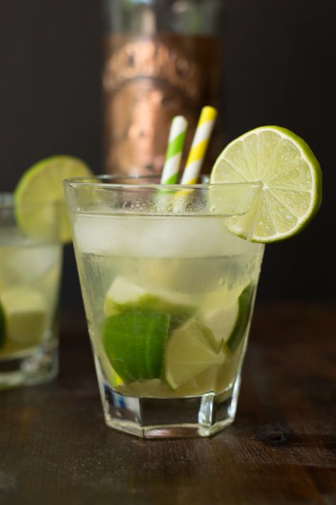 How about chilling out with this refreshing Caipirinha (Brazilian drink)? It is made with lime, sugar, ice and cachaça. This is a light version with honey! Cocktail Styling, Brazilian Party, Caipirinha Recipe, Brazilian Drink, Brazilian Cocktail, Rosé Sangria, Beautiful Drink, 5 Oclock, Brazilian Recipes