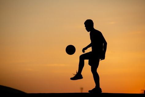 Soccer Silhouette, Football Silhouette, Benefits Of Sports, Soccer Photography, Love Wallpapers Romantic, Yoga Pictures, Soccer Motivation, Male Photography, Soccer Pictures