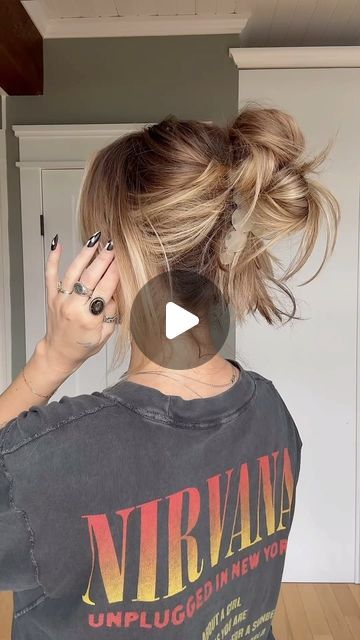 TORIE BLISS on Instagram: "Claw clip style for medium length hair ❤️‍🔥
#springhair #clawcliphairstyle #clawclip #hairtutorial"