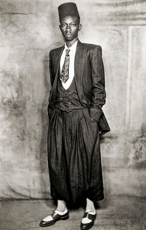 Mama Casset, Studio African Photo, Dakar, Senegal, c1950-60. The Elegant Senegal of the First Half of the 20th Century is an exhibition of images taken by renowned Senegalese photographer Mama Casset in the 1950s and an unknown photographer, on at the Círculo de Bellas Artes, Madrid, until 26 August Dandy Look, Costume Africain, Dakar Senegal, Teddy Girl, Americana Vintage, Zoot Suit, Mode Costume, Vintage Black Glamour, Foto Vintage