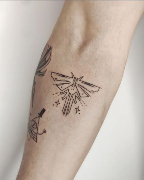 Last Of Us 2 Tattoo Ideas, Small The Last Of Us Tattoo, Small Nerd Tattoos, Tlou Clicker Tattoo, Last Of Us Tattoo Ideas Small, Look For The Light Tattoo Tlou, Tattoo Ideas The Last Of Us, Tlou Firefly Tattoo, Ellie Williams Tattoo Ideas