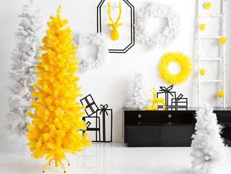 Yellow And Black Christmas Tree, Yellow Christmas Tree Decorations, Yellow Christmas Decor, Yellow Christmas Tree, Spongebob Christmas, Christmas Tree Yellow, Christmas Content, Christmas Yellow, Yellow Christmas