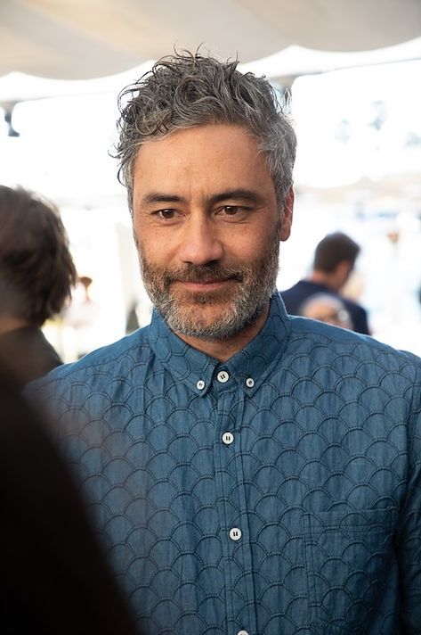 Taika Waititi Style, Taiki Waititi, School Table, Alex J, Mens Haircuts Short Hair, Taika Waititi, Film School, Man Thing Marvel, Man Candy