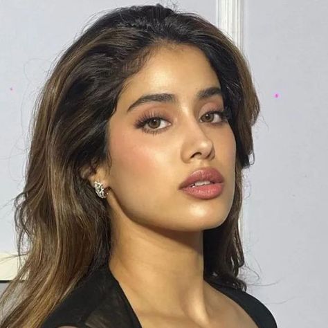 Janhvi Kapoor FC 😍😍 on Instagram: "Stunning 🖤🖤🖤🖤 @janhvikapoor" Jahnvi Kapoor Makeup, Janhvi Kapoor Makeup, Jhanvi Kapoor Makeup, Janhvi Kapoor Hair, Bollywood Makeup Looks, Model Face Aesthetic, Bollywood Stars Actresses, Makeup Looks Indian, Jahnavi Kapoor