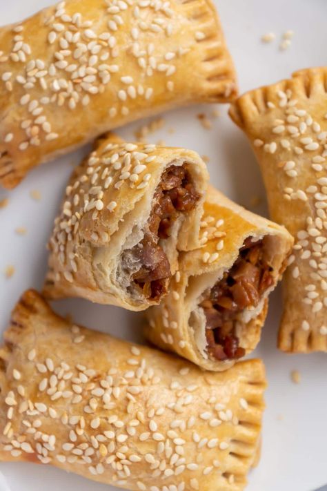 Flaky Pastry Recipe, Chinese Roast Pork, Dim Sum Recipes, Chinese Bbq Pork, Char Siu, Roast Pork, Bread Bun, Malaysian Food, Flaky Pastry