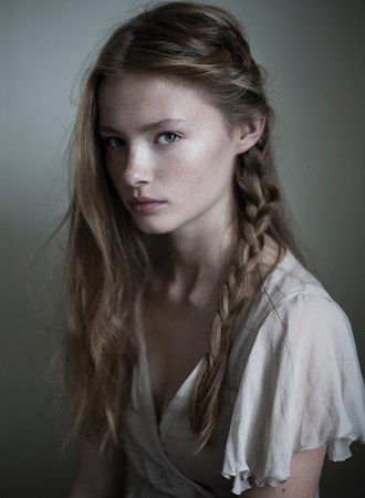 Helena McKelvie Κούρεμα Bob, Fishtail Braid, Female Character Inspiration, Portrait Inspiration, 인물 사진, Beauty Photography, Pretty Face, Lany, Red Hair