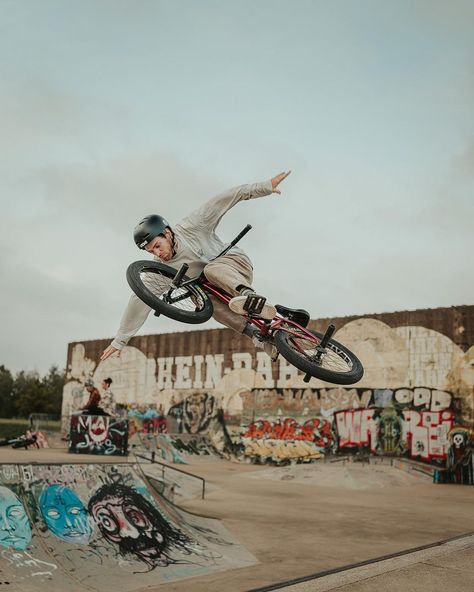 When the Model is always on his phone 📱 ⬇️ Check my Gear —————————————————— 👤 @chinimi 📷 Sony α7R II 📷 Tamron 28-75… | Instagram Skate Photography, Bmx Street, Cycling Posters, Bmx Racing, Bmx Freestyle, Bmx Bikes, Mood Board Design, Sport Gym, Extreme Sports