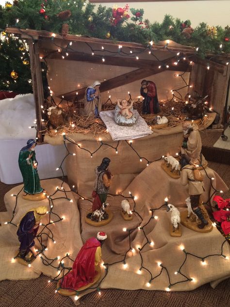 Navity Scene Display, How To Display Nativity Sets, Navity Scene Ideas, Christmas Crib Designs, Nativity Scene Display Indoor Ideas, Nativity Set Display Ideas, Navity Scene, Pesebres Navidad Ideas Grandes, Christmas Nativity Scene Display