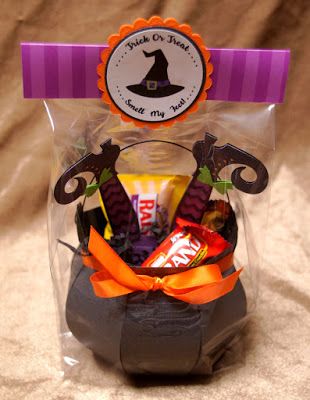 A Star For Chiemi: Trick or Treat, Smell My Feet! Halloween Hamper, Boo Grams, Halloween Candy Crafts, Halloween Treat Holders, Halloween Party Bags, Halloween School Treats, Dulces Halloween, Halloween Treat Boxes, Halloween Goodie Bags