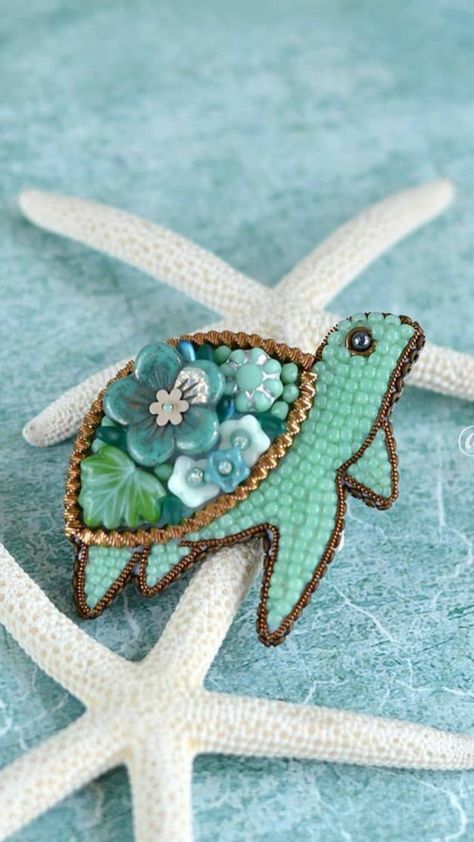 Native American Beadwork Patterns, Turtle Brooch, Diy Bead Embroidery, Motifs Perler, Beadwork Embroidery, Bead Embroidery Tutorial, Brooch Diy, Bead Sewing, Bead Embroidery Jewelry