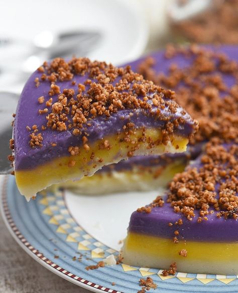 Sapin-Sapin is as tasty as it is pretty! Soft, chewy, and topped with golden latik, this Filipino steamed glutinous rice cake is a delicious midday snack or after-dinner dessert. Cake Aesthetic Design, Cake Pictures Aesthetic, Sapin Sapin Recipe, Kalamay Recipe, Filipino Rice Cake, Filipino Rice, Panlasang Pinoy Recipe, Kawaling Pinoy, Sticky Rice Cake