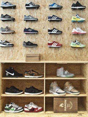 Shoes are displayed on screws, whose grid can be moved as needed. Butik Design, Strand Board, Shoe Store Design, Shoe Wall, Fitness Shoes, Store Interiors, Retail Store Design, Sneaker Stores, Shoe Display