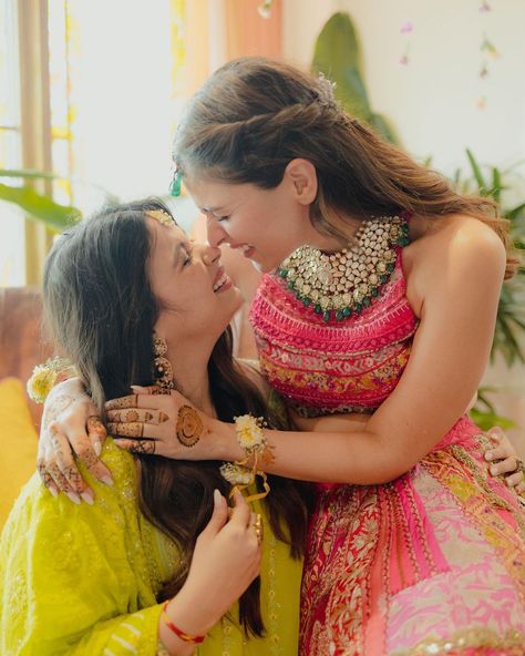 Alia And Ranbir Kapoor, Celebrity Bridesmaids, Alia And Ranbir, Hey Birthday, Bridesmaid Photoshoot, Cocktail Party Outfit, Bridal Squad, Cute Moments, Floral Saree