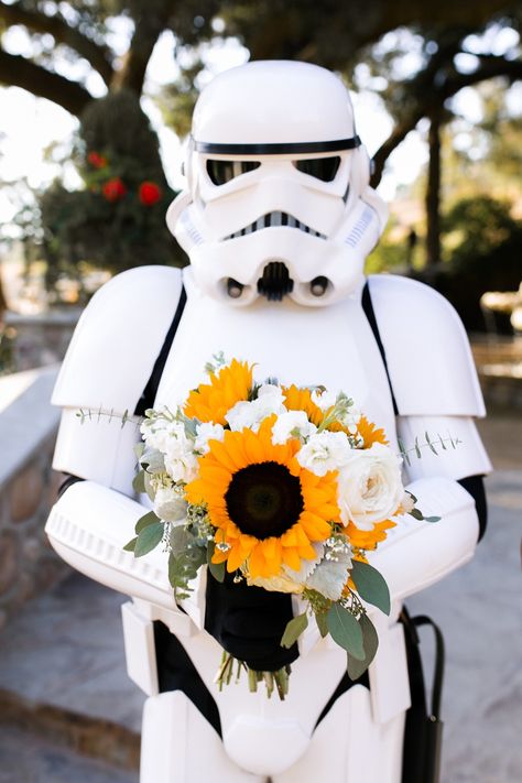 A Geek Chic Wedding for the Star Wars loving Mr. and Mrs. Star Wars Wedding Theme, Star Wars Quotes, Star Wars Wedding, Star Wars Love, Cuadros Star Wars, Star Wars Wallpaper, Star Wars Party, Last Jedi, Star Wars Memes