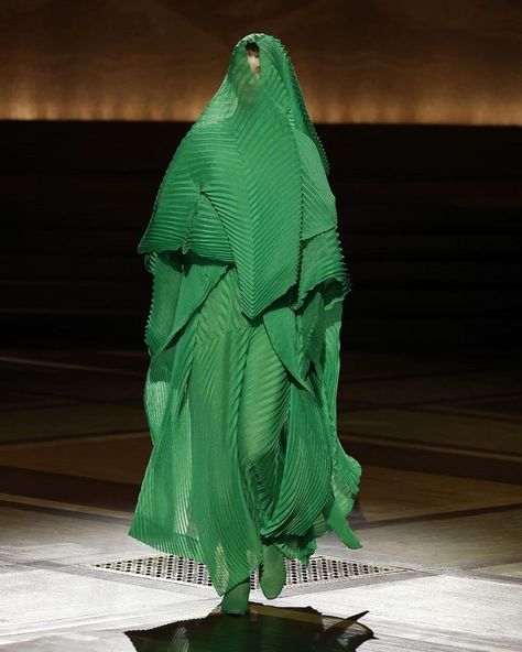 ISSEY MIYAKE (@isseymiyakeofficial) • Instagram photos and videos Art Costume, Issey Miyake, All About Fashion, Fashion Show, A Woman, Fashion Inspo, Fashion Week, Log In, Log