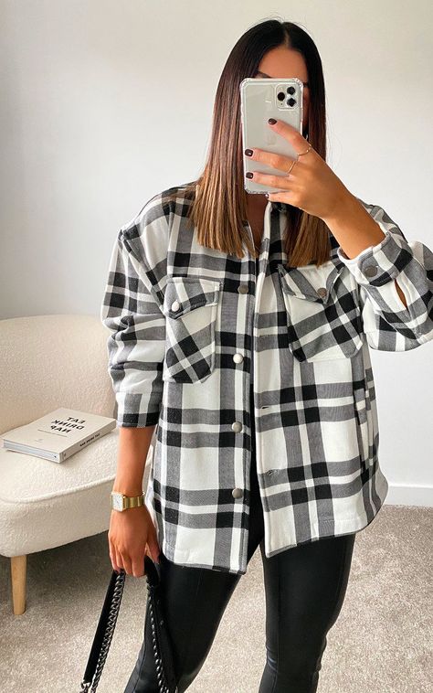 Checked Shirt Outfit Women, Checked Shirt Outfit, Oversized Checked Shirt, Shacket Outfit, Oversize Jacket, Wet Look Leggings, Stylish Fall Outfits, Shirt Colour, Over Shirt