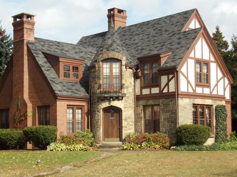 Tudor Country House, Tudor Bloxburg House, Tudor House Style, Medieval Home Exterior, German Tutor House, Tudor Style Farmhouse, German Style House Exterior, German Style House Interiors, Cottage Tudor Style Homes