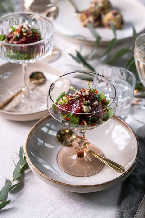 Een carpaccio amuse in een glaasje, een hapje vol Italiaanse smaken. Een klein aperitief om een feestelijk diner mee te starten. carpaccio amuse, carpaccio amuse in een glaasje, Italiaanse amuse, carpaccio voorgerecht, budget recepten Kerst, kerst amuse, kerst amuses in een glaasje Italian Amuse Bouche, Amuse Hello Kitty, 21 Diner Menu, Beef Carpaccio Plating, 21 Diner, Veggie Carpaccio, Salmon Carpaccio Plating, Beef Carpaccio Appetizers, Christmas Diner