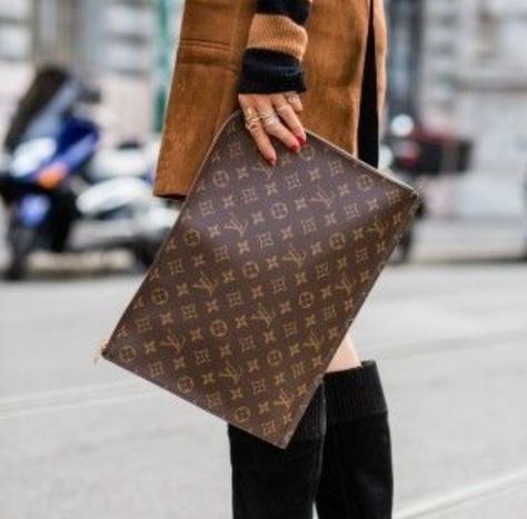 Pinterest: keedrajackson Lv Clutch, Louis Vuitton Nails, Louis Vuitton Backpack, Louis Vuitton Vintage, Popular Handbags, Louis Vuitton Purse, Fashion Tote Bag, Handbags Affordable, Lv Handbags