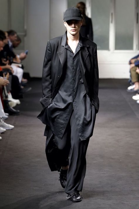 Yohji Yamamoto Spring 2019 Menswear Fashion Show Collection Yohji Yamamoto Menswear, Folk Punk, Yoji Yamamoto, Japanese Mens Fashion, Yohji Yamamoto Men, Punk Clothing, Men Fashion Show, Mens Fashion Photography, Menswear Fashion