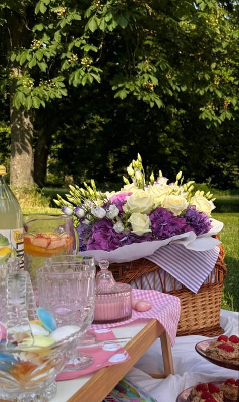 Aesthetic picnic with a beautiful bouquet Purple Bouquet, Purple Themes, Beautiful Bouquet, Purple