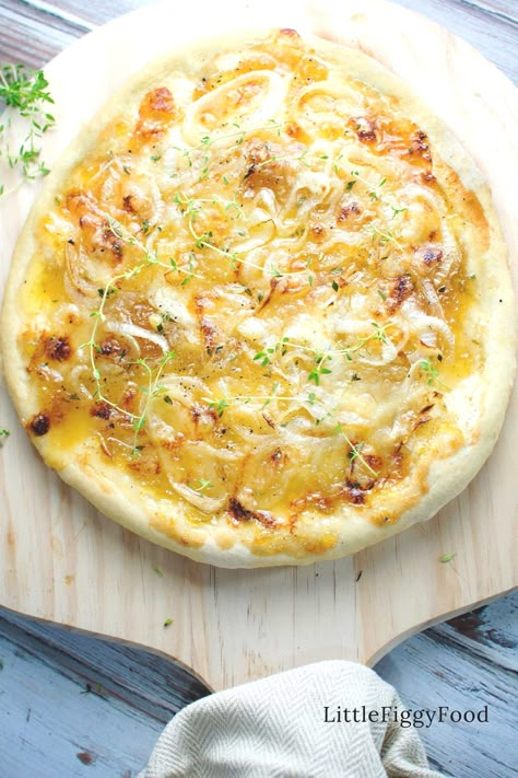 Brie Pizza, Fig Pizza, Parmesan Truffle Fries, White Pizza Recipes, Pizza Oven Recipes, Onion Pizza, Healthy Yummy Food, Pizza Flatbread, Pizza Ideas